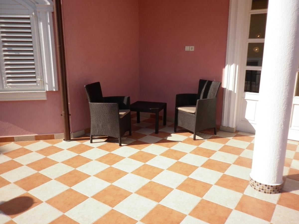 Manor Apartment *