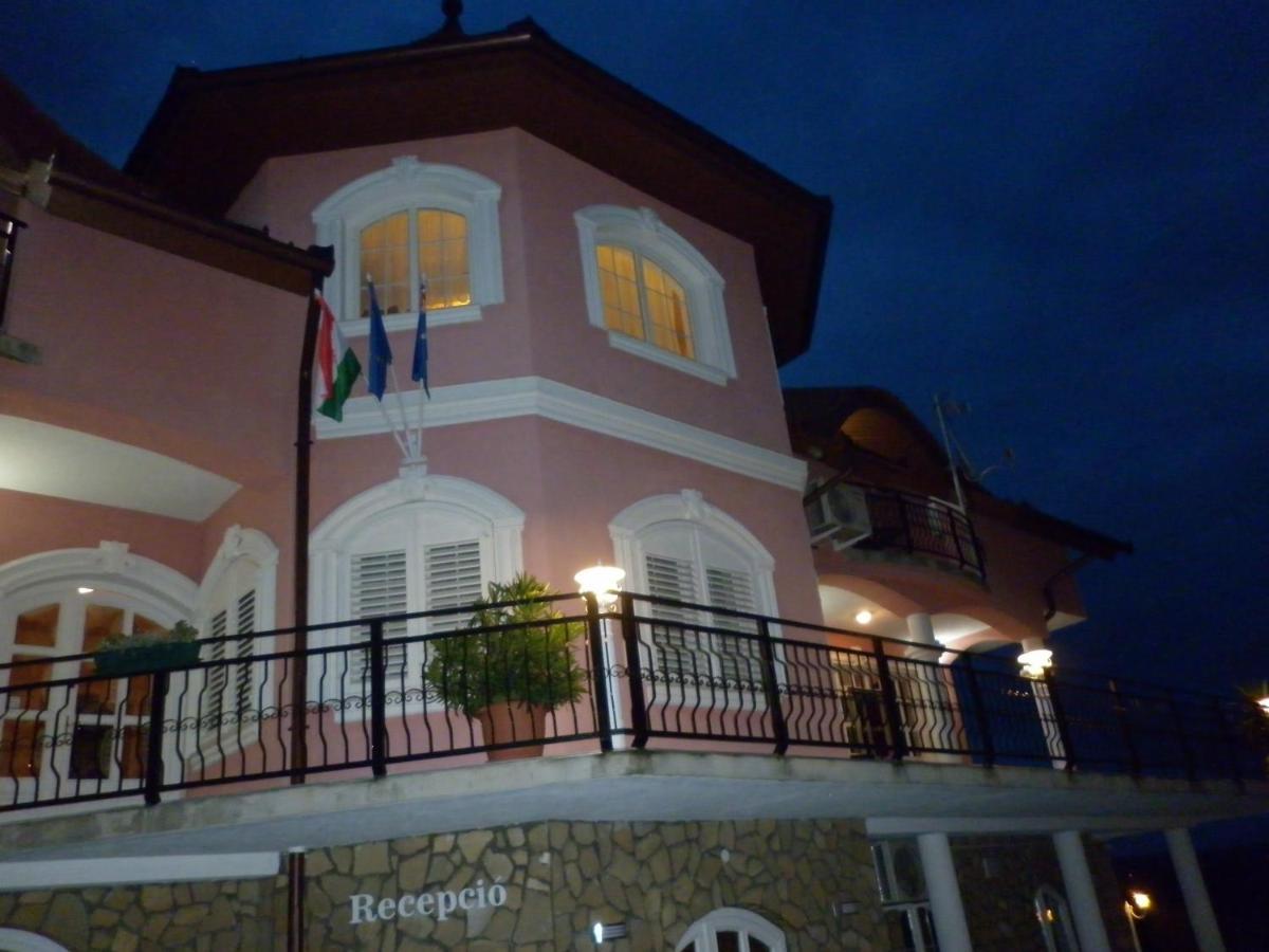 Manor *