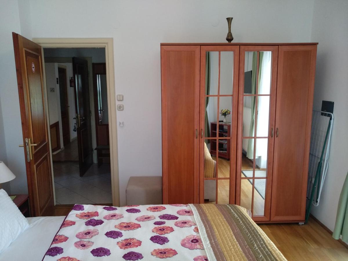 Manor Apartment *
