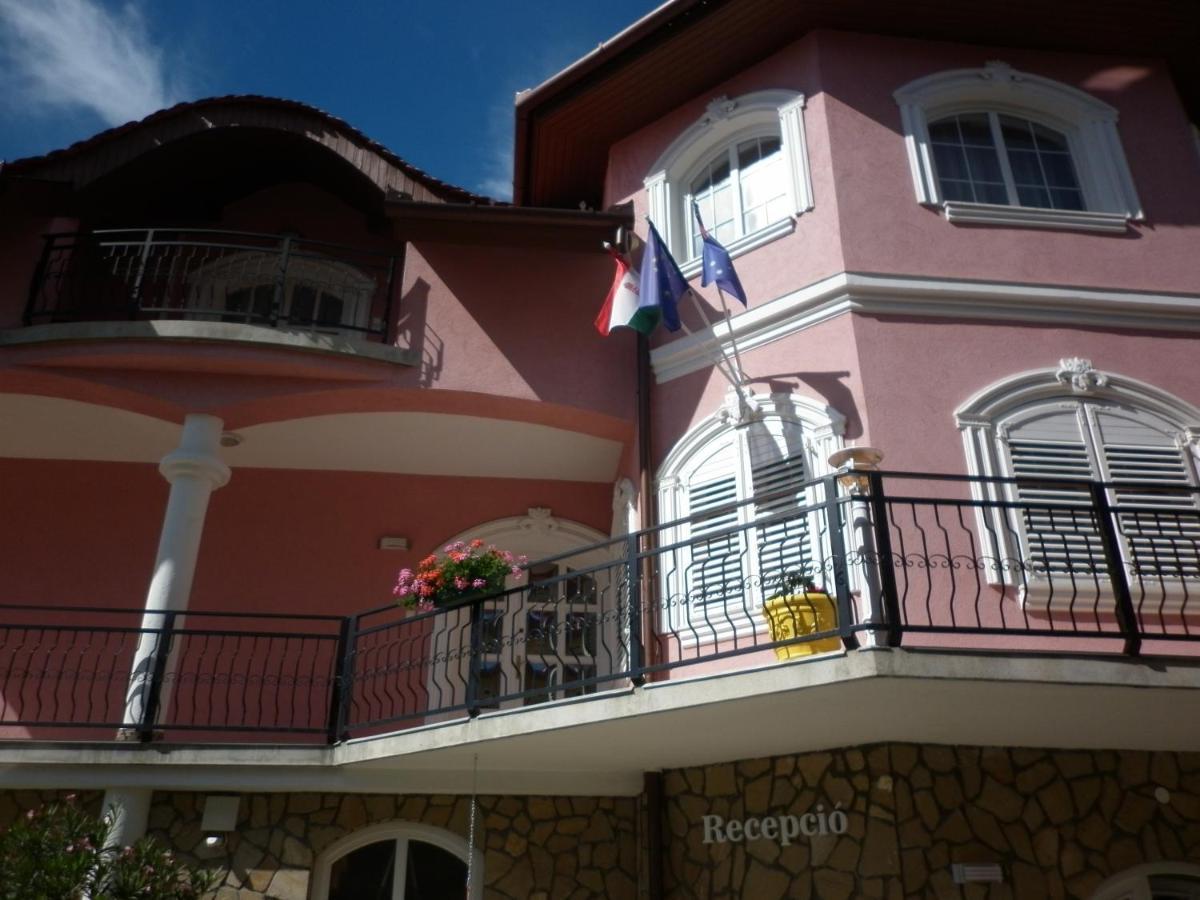 Manor Apartment *
